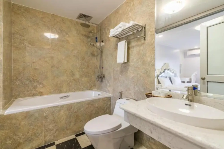 Deluxe Triple room with city view