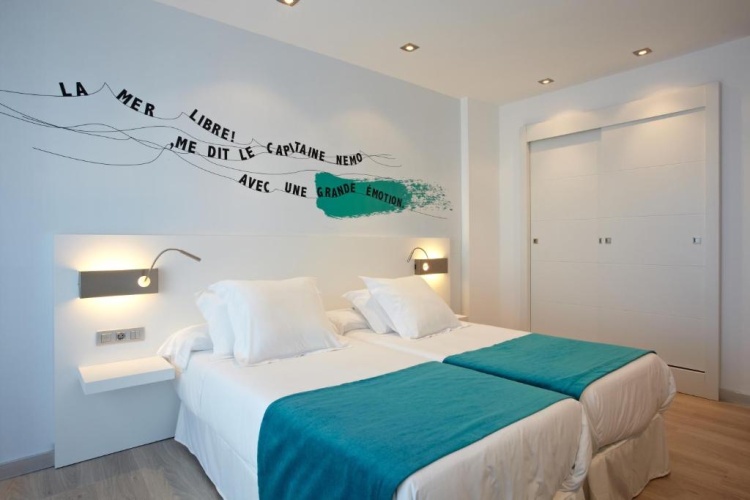 Twin room with sea view