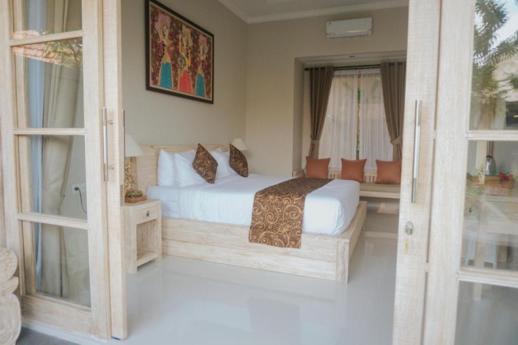 6 Bedrooms Villa