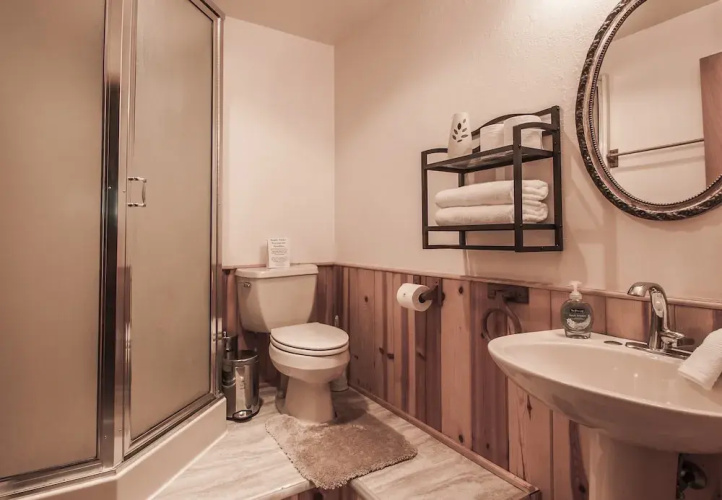Whispering Winds Apartment 3 NW Comfy Cabins