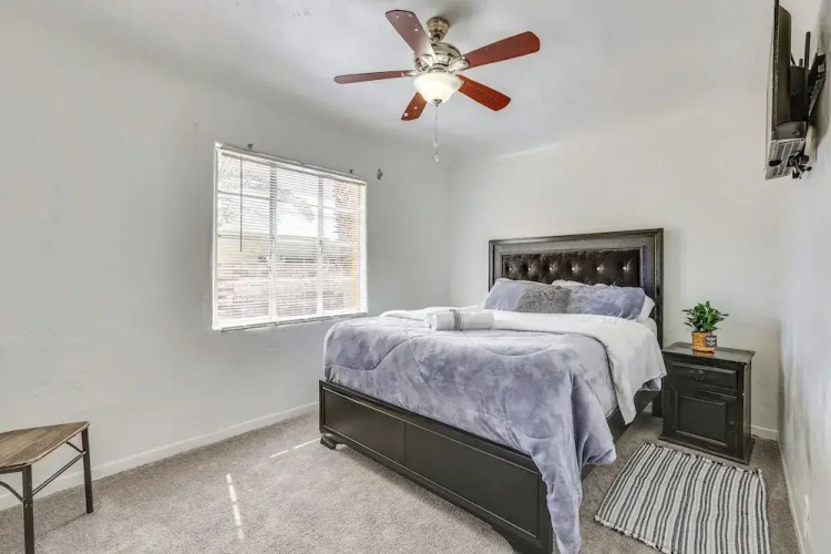 Peaceful & Bright Condo: 4 Mi to Downtown Phoenix!