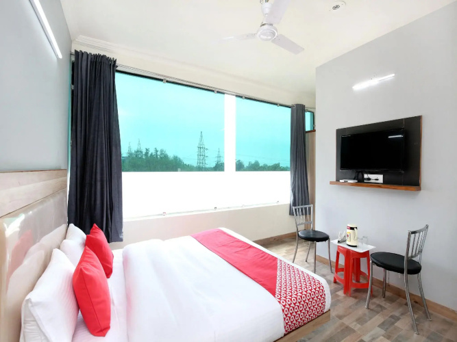 OYO 15143 Hotel Redstone