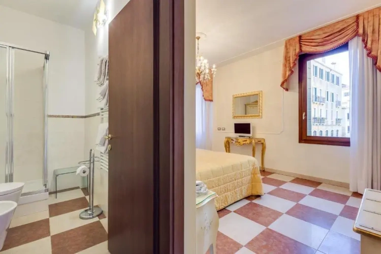 Standard Double room with canal view
