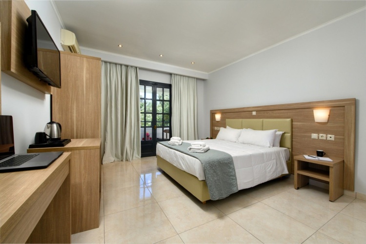 Standard Family room with garden view