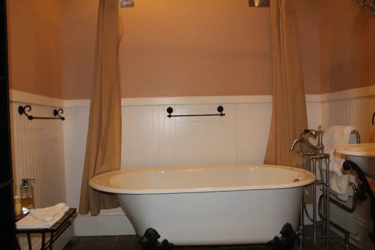 Monroe Manor Inn