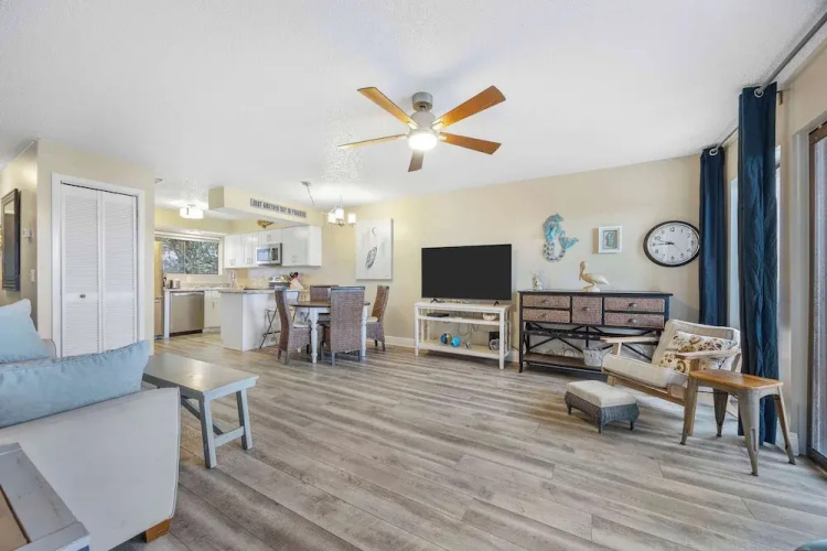 Treetop Beach Condo Sleeps 7!