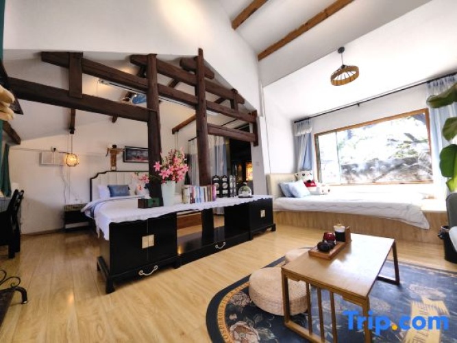 Standard Family room with courtyard view