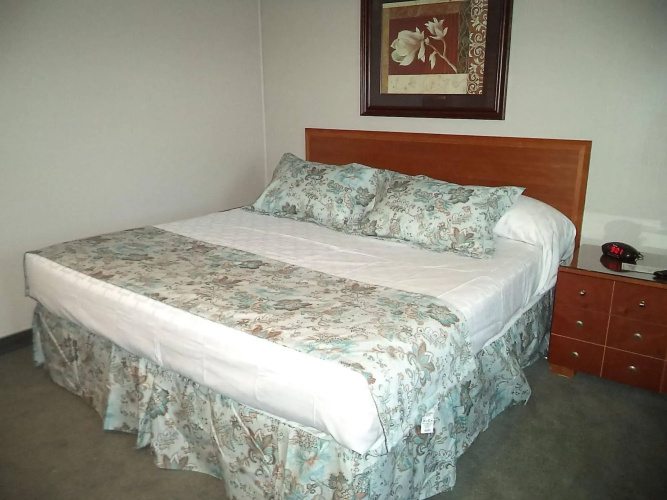 Colonial Valley Motel