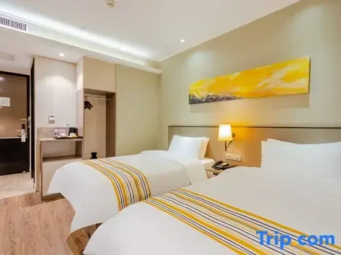 Standard Double room with street view