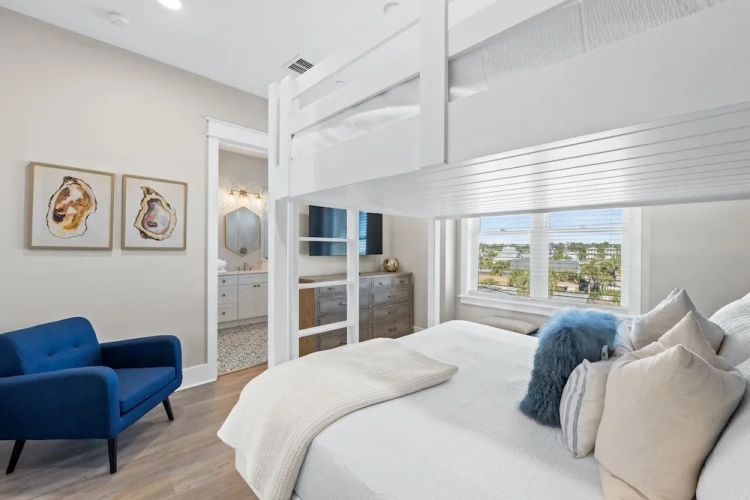 5 Bedrooms Cottage beachfront