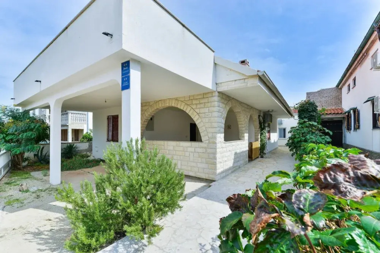 Apartments Salitrežić
