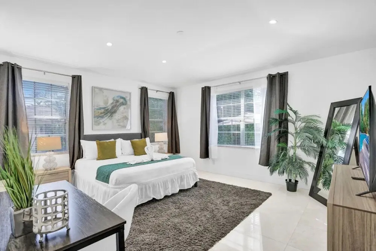 4BR Hollywood Beach Home with Pool