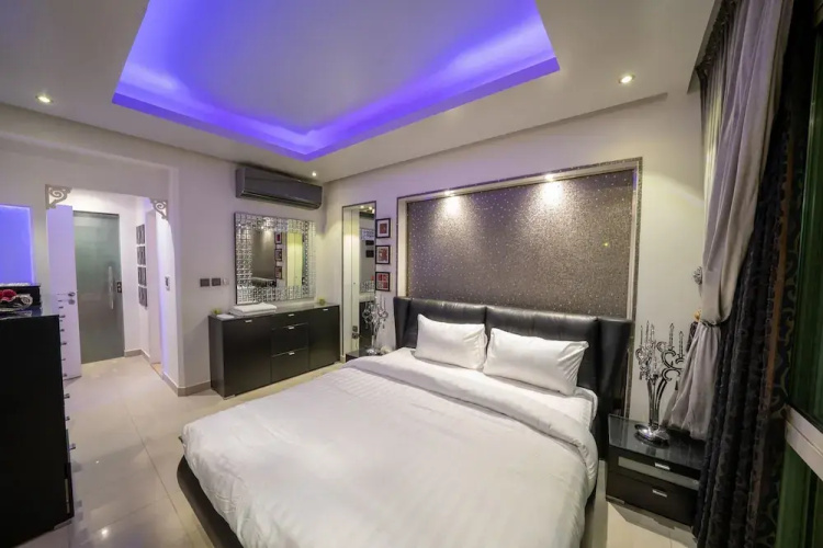 Luxury Three bedroom Apt Al Yasmin