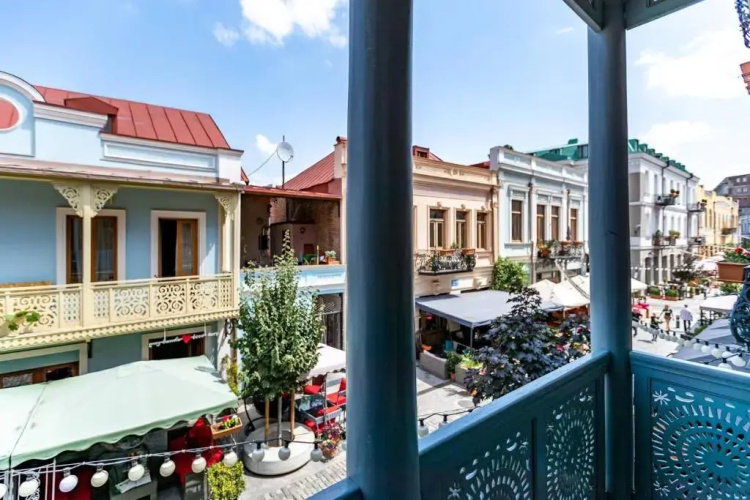 Cozy 2BR apt w Balcony on Aghmashenebeli ave