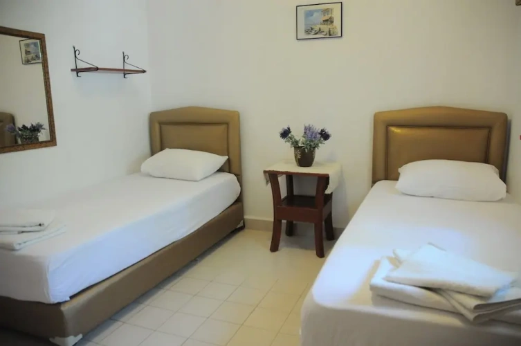 Standard Triple room with garden view
