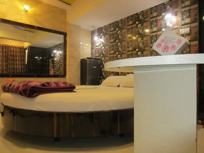 Hotel Saroja Palace
