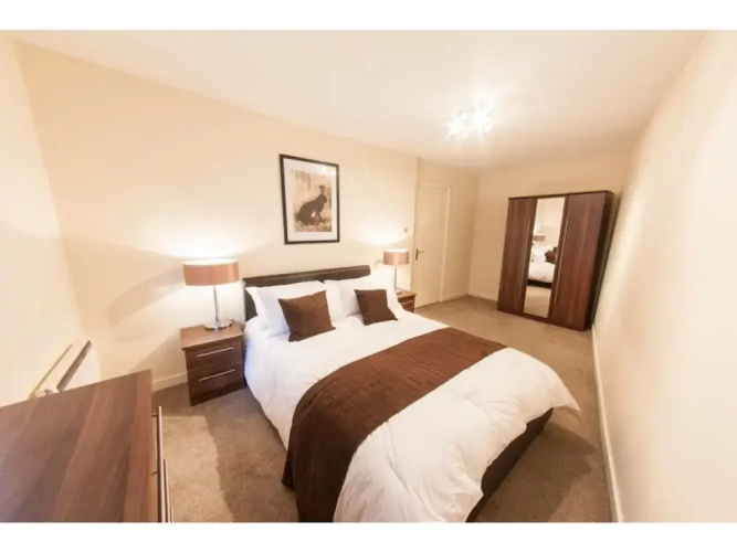 Bright, Classy 2BR Riverside Flat for 4