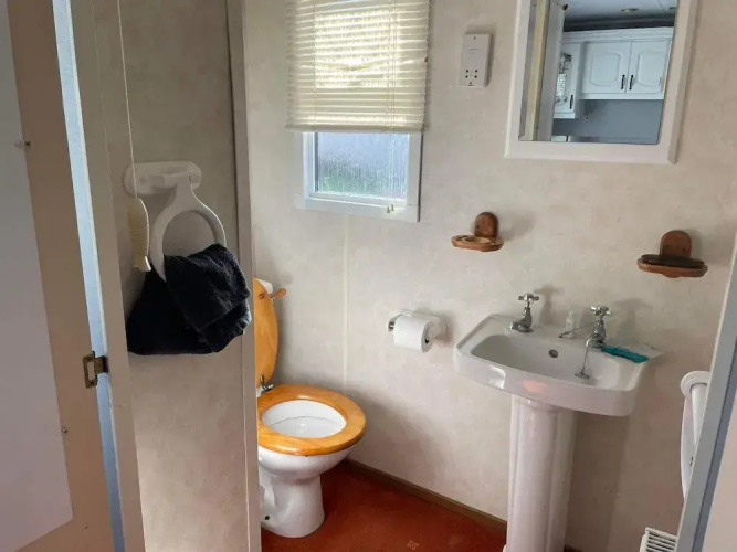 2 Bedroom Caravan , Linen and Pets go Free