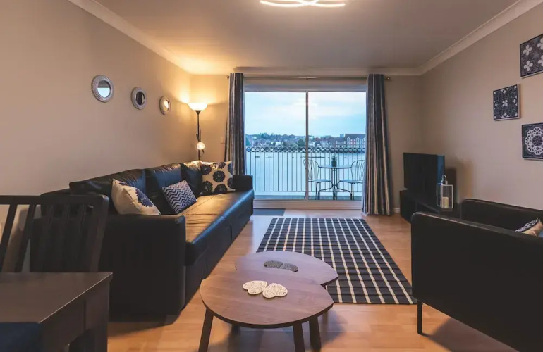 Vespasian Quay - Balcony overlooking the River Itchen - Secure & private parking
