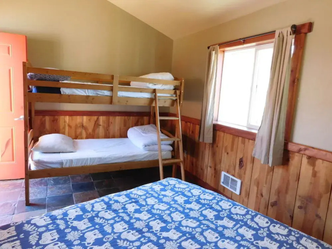 North Yellowstone Lodge & Hostel