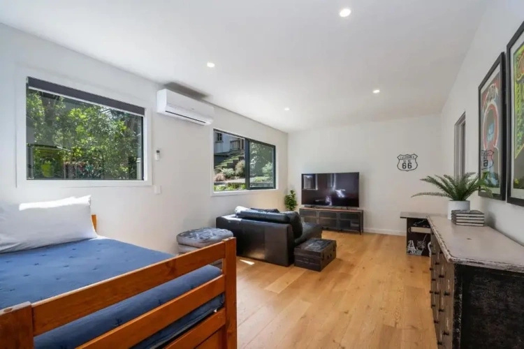 5 Bedrooms Cottage