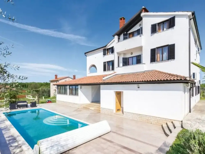 Simplistic Apartment in Poreč With Swimming Pool