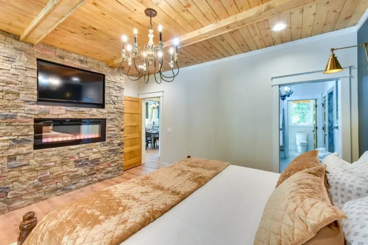 Luxurious Clarkesville Cabin w/ Decks & Fire Pit