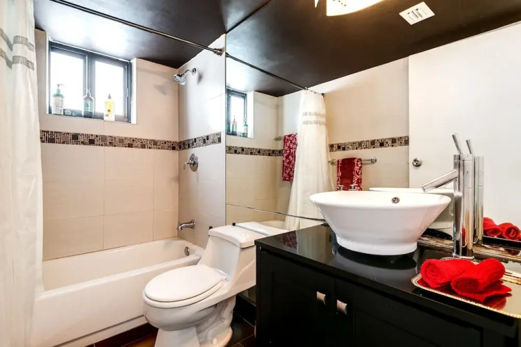 2 Bed2 Bath House with Backyard Jacuzzi