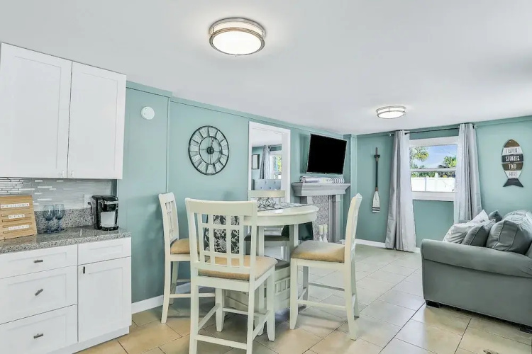 Lower Level 1 Block From 2 Beaches W/private Pool, High-speed Wi-fi
