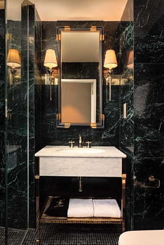 Royal Quadruple Club Suite with city view
