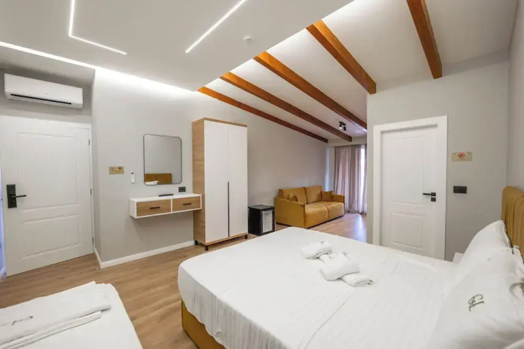 Golemi Lux Hotel