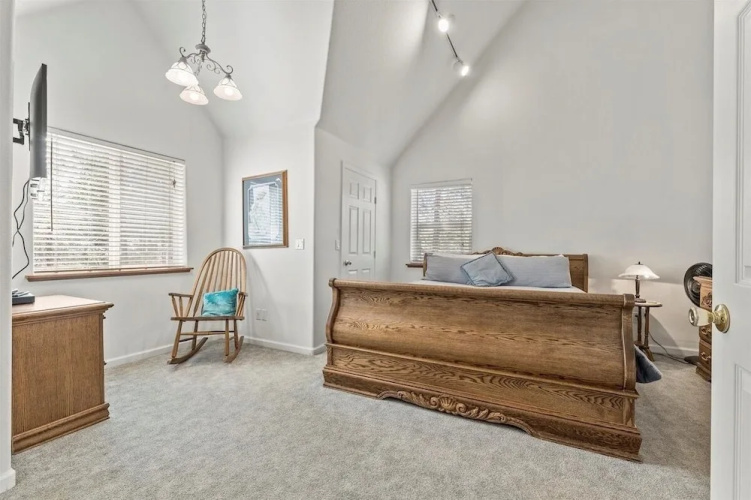 Sierra Mountain Lodge 3 Bedroom Home by RedAwning