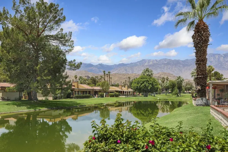 Spacious Single-story Condo With Golf Course Views