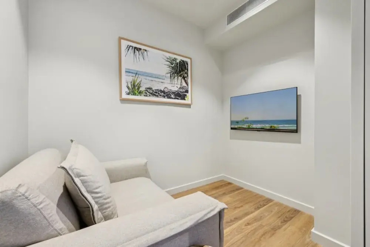 Beachfront 1-bed Flat With Pool & Gym Access