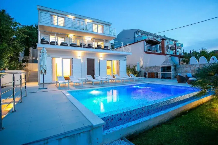 Villa AvalonOver view