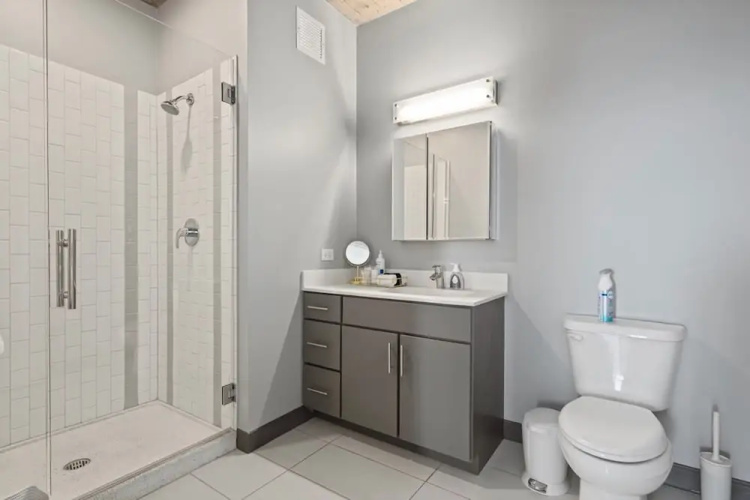 Loop City Views 2BR Apt Near Riverwalk