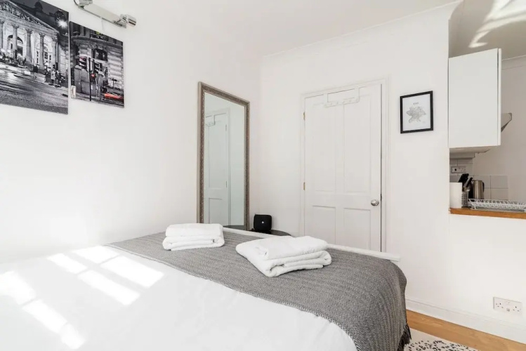 Bright Studio Flat, Amazing Location!