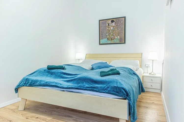 Elegant 2BR Apt Steps from Westbahnhof