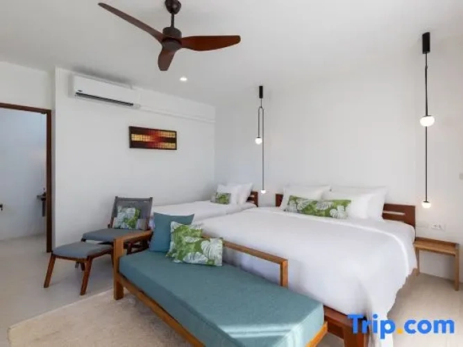 Standard Triple room with sea view