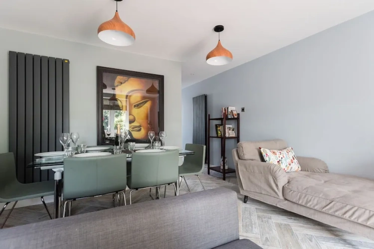 4 Bedrooms Apartment