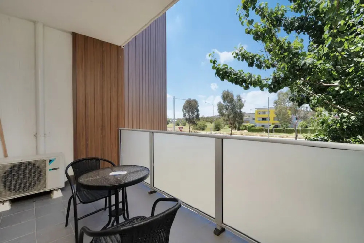 Elegant 2-bed Apartment With Balcony