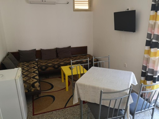 1 Bedroom Basement Apartment with sea view