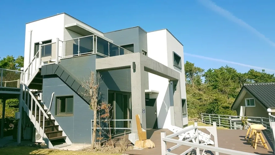 Cottage with balcony and with ocean view