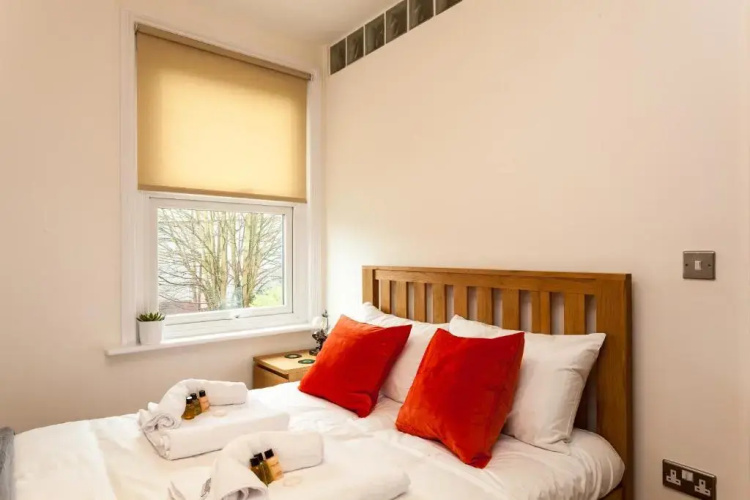 Redhill Garland- 1 bed 1 bath self contained ground floor flat