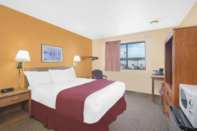 Days Inn Wall