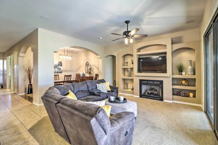 Pool & Putting Green: Goodyear Home on Golf Course