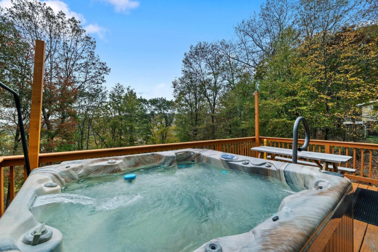 Fam-friendly Cabin Mins 2 Beach Ski w Hot Tub