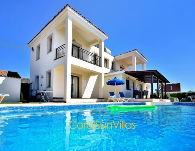4 Bedrooms Villa with balcony and with garden view