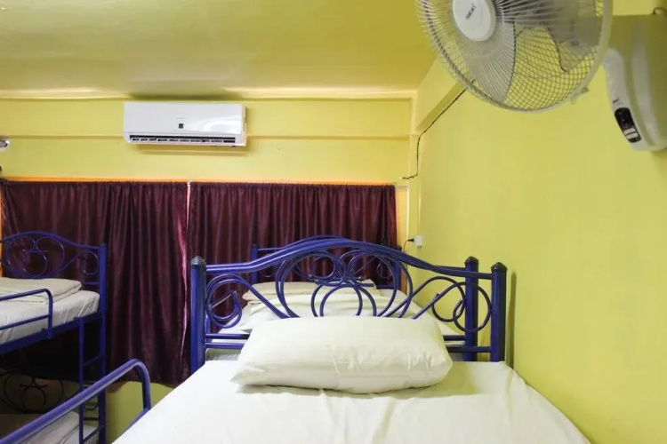 Home Hug Hostel - Adults