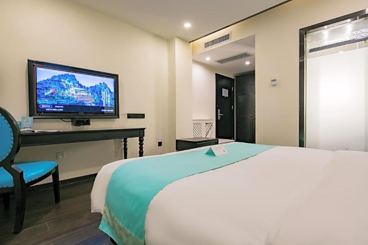 Deluxe Double Suite with street view